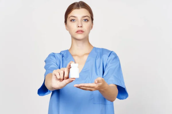 Högkvalitativt Foto Kvinna Läkare Presentera Piller Isolerad Vit Bakgrund — Stockfoto