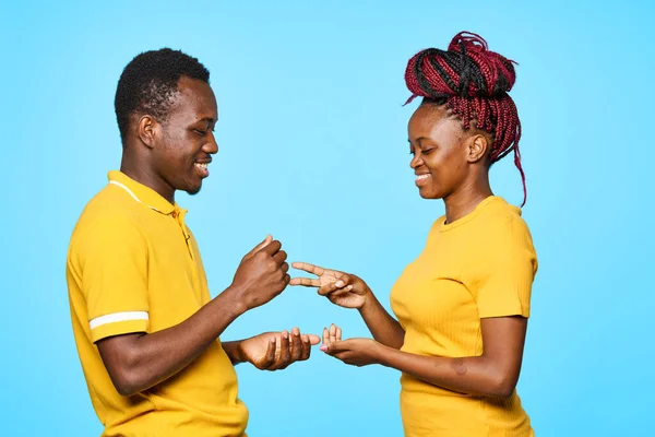 Jovem Casal Bonito Jogando Estúdio Fundo Azul — Fotografia de Stock