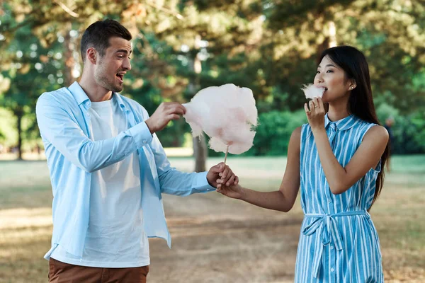 Young Couple Walking Epark Candyfloss — Stock Photo, Image