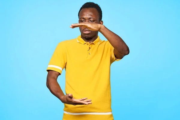 Joven Mostrando Algo Aislado Sobre Fondo Azul — Foto de Stock