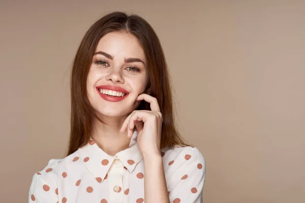 Jovem Bela Mulher Posando Isolado Fundo Bege — Fotografia de Stock