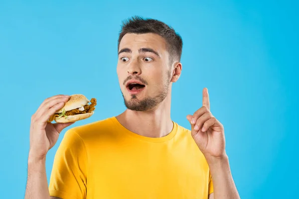 Joven Hombre Guapo Con Hamburguesa Estudio — Foto de Stock