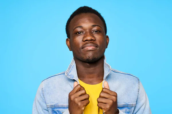 Jeune Bel Homme Posant Studio Isolé Sur Fond Bleu — Photo