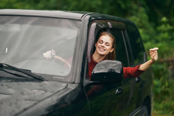 Νεαρή Όμορφη Ευτυχισμένη Γυναίκα Οδηγός Στο Αυτοκίνητο — Φωτογραφία Αρχείου
