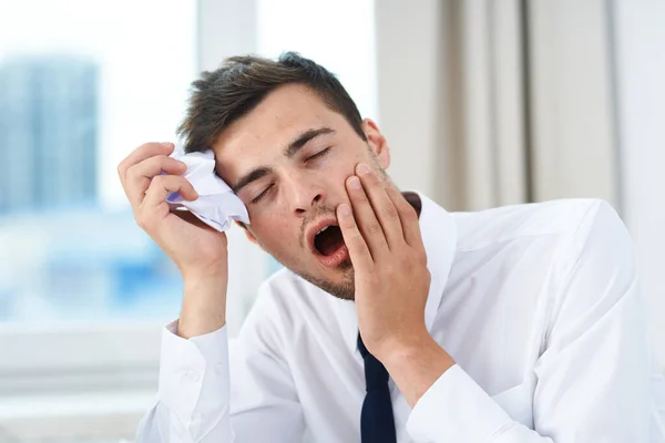 Jovem Empresário Bonito Está Entediado Cansado Escritório — Fotografia de Stock