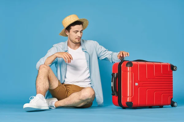 Kırmızı Bavulunun Yanında Genç Bir Turistin Stüdyo Fotoğrafı — Stok fotoğraf