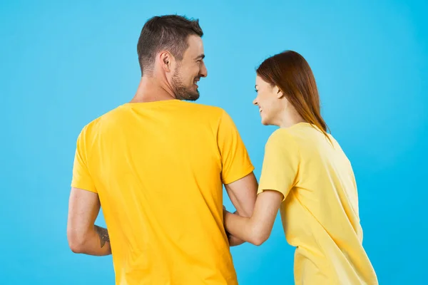 Jovem Lindo Casal Shirts Posando Estúdio Fundo Isolado — Fotografia de Stock