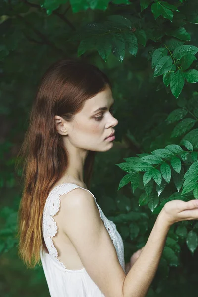 Jonge Mooie Vrouw Poseren Tuin — Stockfoto