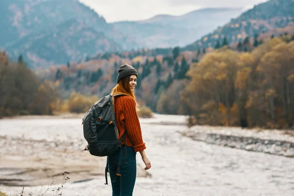 Młoda Kobieta Turysta Podróżujący Jesienią — Zdjęcie stockowe