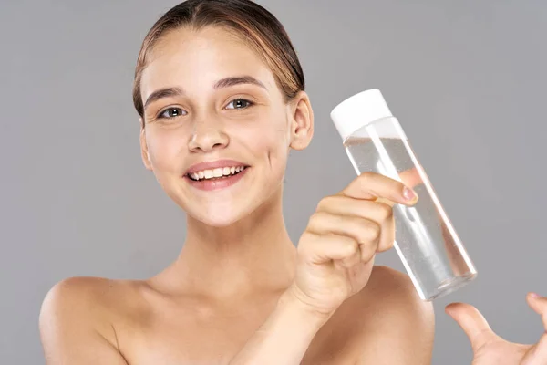 Retrato Mujer Hermosa Joven Con Producto Belleza Estudio Aislado — Foto de Stock