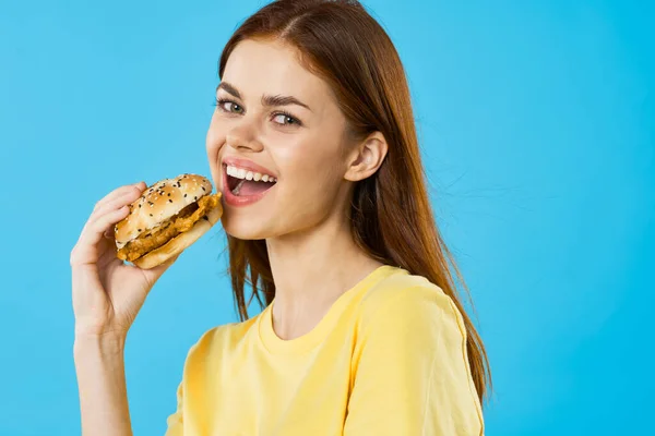 Joven Mujer Hermosa Con Hambyrger Captura Estudio — Foto de Stock