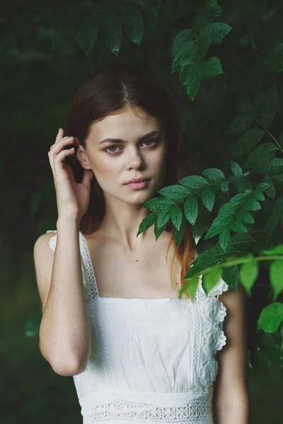 Junge Schöne Frau Posiert Garten — Stockfoto