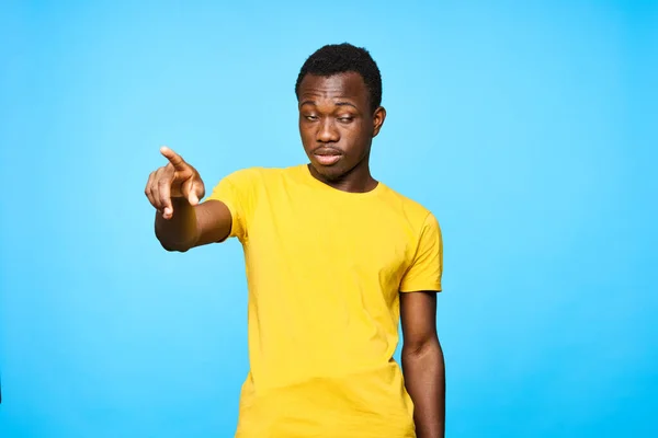 Jeune Homme Africain Pointant Isolé Sur Fond Bleu — Photo