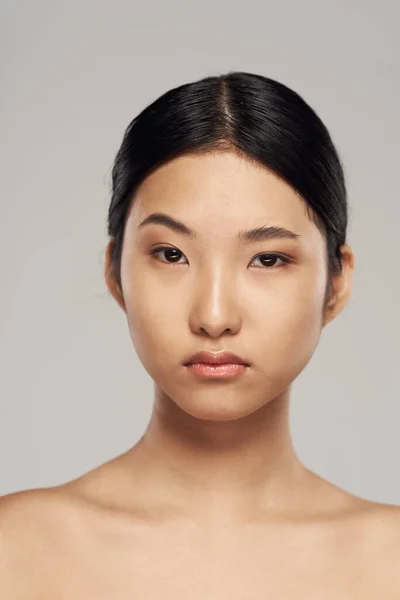 Портрет Молодої Красивої Азіатки Ізольовані Сірому — стокове фото
