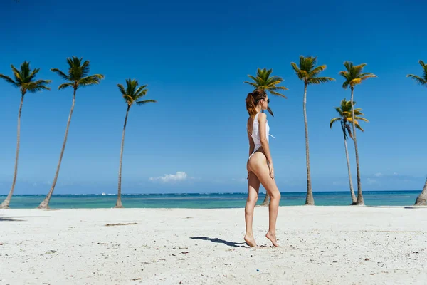 Junge Schöne Frau Entspannt Sich Strand — Stockfoto