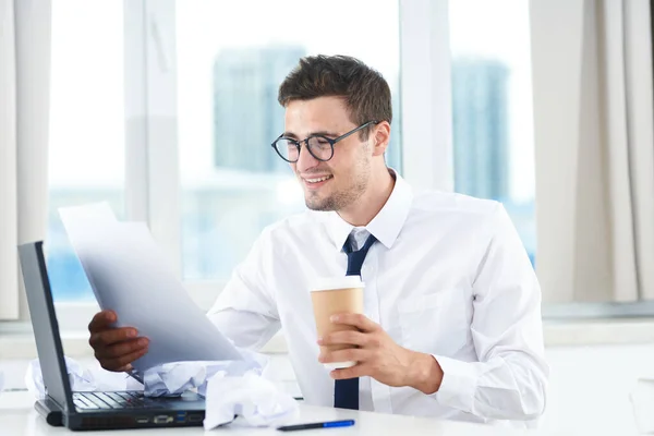 Junger Gutaussehender Geschäftsmann Mit Dokumenten Und Kaffeetasse — Stockfoto