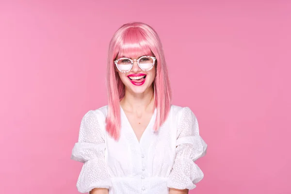 Νεαρή Όμορφη Γυναίκα Ροζ Περούκα Και Γυαλιά Ροζ Φόντο — Φωτογραφία Αρχείου