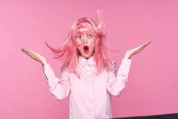 Junge Frau Pinkfarbener Perücke Mit Wehenden Haaren Studio Auf Rosa — Stockfoto