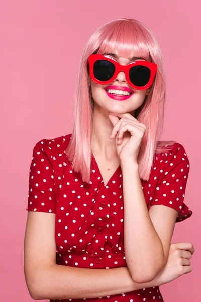 핑크가 여자와 배경에 선글라스를 — 스톡 사진