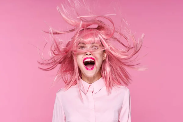 Sudio Shot Bella Donna Parrucca Rosa Con Capelli Che Soffiano — Foto Stock