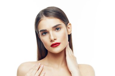 Stüdyo çekimi. Beyaz arka planda poz veren güzel bir kadın. 