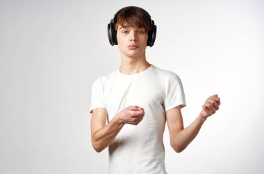 Stüdyoda kulaklık takan genç adam. 