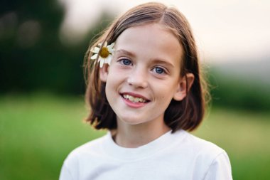 Güzel tatlı kız sahada eğleniyor.