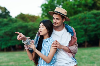 Yaz parkında genç ve güzel bir çift 