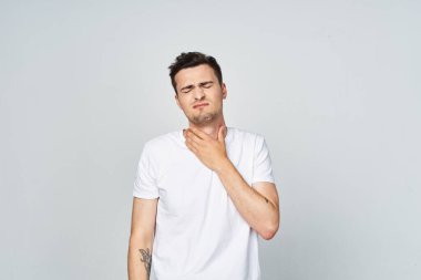 Stüdyoda sağlık sorunları olan genç hasta adam.