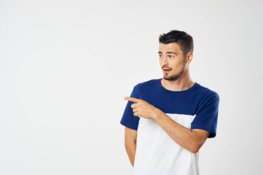 Beyaz arka planda izole edilmiş genç ve yakışıklı bir adam. 