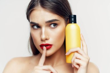 Stüdyoda güzel bir kadının portresi. 