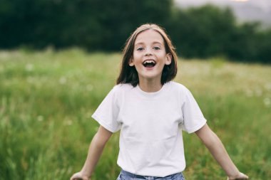 Güzel tatlı kız sahada eğleniyor.