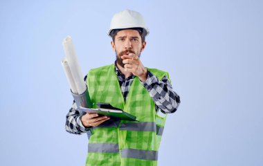 Stüdyoda genç bir erkek işçi.