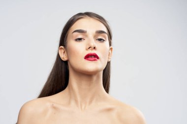 Stüdyoda poz veren güzel bir kadının portresi.