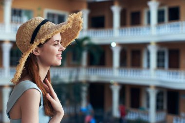 Tropikal bir tatil köyünde güzel bir kadının portresi.