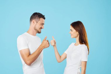 Stüdyoda genç ve güzel bir çift var.