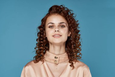 İzole edilmiş arka planda kıvırcık saçlı güzel bir kadının portresi.