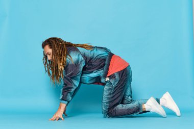 Genç anne stüdyoda poz veriyor.