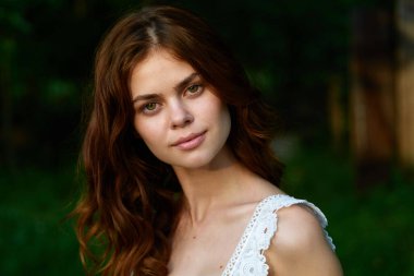 Bahçede poz veren güzel bir kadın.                          