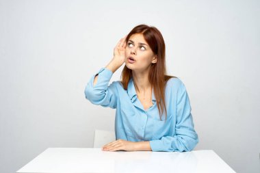 Genç ve güzel bir iş kadını ofiste oturmuş dedikoduları dinliyor.