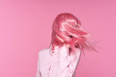 Pembe saçlı, güzel bir kadın.