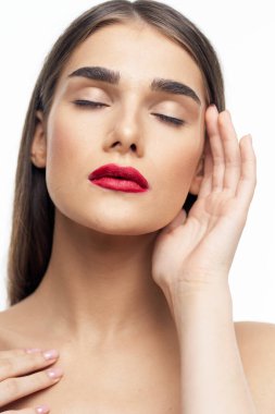 Stüdyo çekimi. Gözleri beyaza kapalı güzel bir kadın.