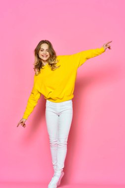 Stüdyoda tek başına gülümseyen güzel bir kadın.  