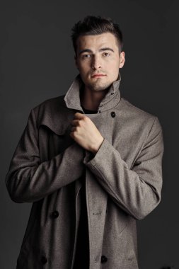 Stüdyo çekimi. Karanlık arka planda genç ve vahşi bir adamın portresi.  