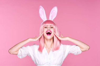 Pembe peruklu ve pembe arka planda tavşan kulaklı güzel bir kadının sudio çekimi.