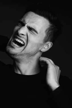 Saldırgan sinirli adam stüdyoda poz veriyor.