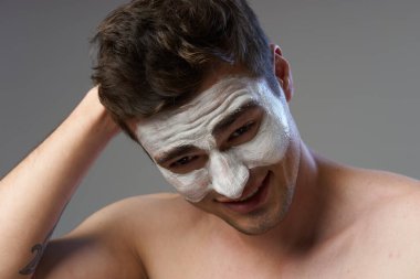 Yüz maskeli genç adamın stüdyoda kafası karışmış. 