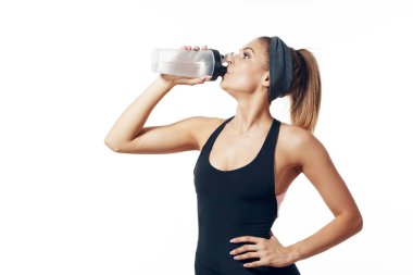 Stüdyo çekimi. Ayrıştırılmış bir geçmişi olan titreticiden içen genç bir kadın.