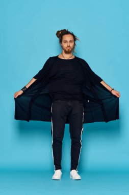 Genç anne stüdyoda poz veriyor.