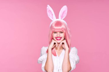Pembe peruklu genç kadın ve pembe arka planda tavşan kulaklı stüdyo.